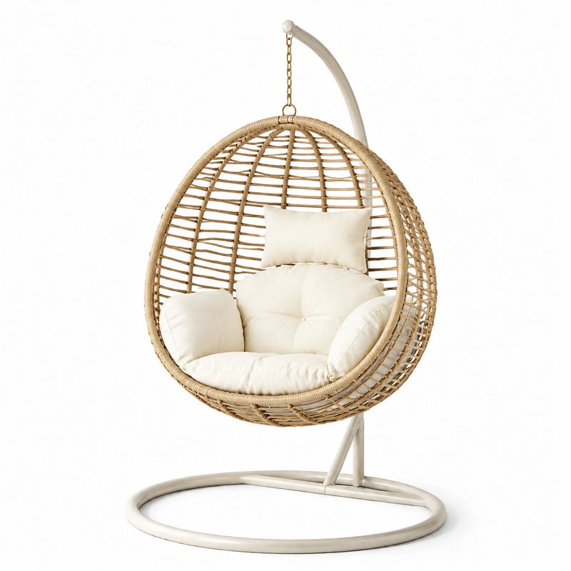 Poltrona sospesa in rattan sintetico con cuscini crema e supporto in acciaio